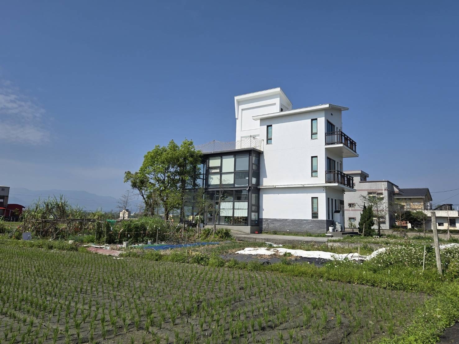 田野間的白色植物系別墅外觀